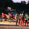 Update 07. Juli:Wie die Polizei berichtet, wurde am Donnerstagmorgen eine Leiche gefunden und als der vermisste 80-Jährige identifiziert. Ein Arzt konnte nur noch den Tod des Mannes feststellen. Auf Nachfrage vonall-in.degibt die Polizei an, dass es sich um einen Badeunfall handeln soll, äußere Gewalteinwirkungen gebe es nicht. Nach den Ermittlungen des Kriminaldauerdienstes starb der Mann vermutlich an einer inneren Ursache.Bezugsmeldung:Seit Dienstagabend sucht die Polizei am Sachsenrieder Weiher bei Dietmannsried nach einem vermissten 80-jährigen Mann. Laut Polizei Pressesprecher Holger Stabik wurden Kleidung, ein Handtuch und eine Brille des Vermissten auf einer Bank am See gefunden. Umgehend begann ein Großaufgebot an Wasserwacht, Polizei, Feuerwehr und auch ein Rettungshubschrauber mit der Suche.Suche nachts vorläufig ergebnislos angebrochenNoch am Abend bis tief in die Nacht, wurde mit Booten und auch zu Fuß am Ufer nach dem vermissten 80-Jährigen gesucht. In der Nacht wurde die Suche dann ergebnislos abgebrochen. Am Mittwochvormittag hat die Polizei nochmals den Uferbereich abgesucht.Taucher im EinsatzFür den Mittwoch-Nachmittag werden Polizeitaucher an dem bis zu 6 Meter tiefen Weiher bei Reicholzried erwartet, sie sollen den See noch einmal absuchen. Ob sich der vermisste 80-jährige tatsächlich im See befindet, ist unklar.Hubschrauber im Einsatz: Schwimmerin sorgt für große Suchaktion am Alpsee