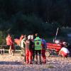 Update 07. Juli:Wie die Polizei berichtet, wurde am Donnerstagmorgen eine Leiche gefunden und als der vermisste 80-Jährige identifiziert. Ein Arzt konnte nur noch den Tod des Mannes feststellen. Auf Nachfrage vonall-in.degibt die Polizei an, dass es sich um einen Badeunfall handeln soll, äußere Gewalteinwirkungen gebe es nicht. Nach den Ermittlungen des Kriminaldauerdienstes starb der Mann vermutlich an einer inneren Ursache.Bezugsmeldung:Seit Dienstagabend sucht die Polizei am Sachsenrieder Weiher bei Dietmannsried nach einem vermissten 80-jährigen Mann. Laut Polizei Pressesprecher Holger Stabik wurden Kleidung, ein Handtuch und eine Brille des Vermissten auf einer Bank am See gefunden. Umgehend begann ein Großaufgebot an Wasserwacht, Polizei, Feuerwehr und auch ein Rettungshubschrauber mit der Suche.Suche nachts vorläufig ergebnislos angebrochenNoch am Abend bis tief in die Nacht, wurde mit Booten und auch zu Fuß am Ufer nach dem vermissten 80-Jährigen gesucht. In der Nacht wurde die Suche dann ergebnislos abgebrochen. Am Mittwochvormittag hat die Polizei nochmals den Uferbereich abgesucht.Taucher im EinsatzFür den Mittwoch-Nachmittag werden Polizeitaucher an dem bis zu 6 Meter tiefen Weiher bei Reicholzried erwartet, sie sollen den See noch einmal absuchen. Ob sich der vermisste 80-jährige tatsächlich im See befindet, ist unklar.Hubschrauber im Einsatz: Schwimmerin sorgt für große Suchaktion am Alpsee