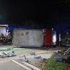 Weil er wohl zu schnell unterwegs war, ist am Samstagabend ein Pritschenwagen bei Offingen (Landkreis Günzburg) von der Straße abgekommen. Das berichtet die Polizei. Das Fahrzeug landete frontal auf dem Boden und kam anschließend auf der Seite zum Liegen.
Pritschenwagen sticht frontal ins Erdreich einDer Fahrer eines Pritschenwagens war am Samstagabend auf der Straße von Peterswörth in Richtung Offingen unterwegs. Wie die ersten Ermittlungen der Polizei ergaben, war er wohl zu schnell unterwegs. In einer leichten Linkskurve kam der Pritschenwagen von der Straße ab, stach frontal in den Boden ein und wurde zurück auf die Straße geschleudert, wo er seitlich zum Liegen kam.Fahrer kommt ohne Verletzungen davonDer 54-jährige Fahrer konnte selbstständig aus seinem Fahrzeug klettern. Er wurde nicht verletzt. Die Feuerwehr Offingen war zur Straßensperrung und Verkehrsregelung an der Unfallstelle im Einsatz. Es entstand ein Schaden von 3.000 Euro.