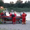 Update 07. Juli:Wie die Polizei berichtet, wurde am Donnerstagmorgen eine Leiche gefunden und als der vermisste 80-Jährige identifiziert. Ein Arzt konnte nur noch den Tod des Mannes feststellen. Auf Nachfrage vonall-in.degibt die Polizei an, dass es sich um einen Badeunfall handeln soll, äußere Gewalteinwirkungen gebe es nicht. Nach den Ermittlungen des Kriminaldauerdienstes starb der Mann vermutlich an einer inneren Ursache.Bezugsmeldung:Seit Dienstagabend sucht die Polizei am Sachsenrieder Weiher bei Dietmannsried nach einem vermissten 80-jährigen Mann. Laut Polizei Pressesprecher Holger Stabik wurden Kleidung, ein Handtuch und eine Brille des Vermissten auf einer Bank am See gefunden. Umgehend begann ein Großaufgebot an Wasserwacht, Polizei, Feuerwehr und auch ein Rettungshubschrauber mit der Suche.Suche nachts vorläufig ergebnislos angebrochenNoch am Abend bis tief in die Nacht, wurde mit Booten und auch zu Fuß am Ufer nach dem vermissten 80-Jährigen gesucht. In der Nacht wurde die Suche dann ergebnislos abgebrochen. Am Mittwochvormittag hat die Polizei nochmals den Uferbereich abgesucht.Taucher im EinsatzFür den Mittwoch-Nachmittag werden Polizeitaucher an dem bis zu 6 Meter tiefen Weiher bei Reicholzried erwartet, sie sollen den See noch einmal absuchen. Ob sich der vermisste 80-jährige tatsächlich im See befindet, ist unklar.Hubschrauber im Einsatz: Schwimmerin sorgt für große Suchaktion am Alpsee