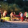 Update 07. Juli:Wie die Polizei berichtet, wurde am Donnerstagmorgen eine Leiche gefunden und als der vermisste 80-Jährige identifiziert. Ein Arzt konnte nur noch den Tod des Mannes feststellen. Auf Nachfrage vonall-in.degibt die Polizei an, dass es sich um einen Badeunfall handeln soll, äußere Gewalteinwirkungen gebe es nicht. Nach den Ermittlungen des Kriminaldauerdienstes starb der Mann vermutlich an einer inneren Ursache.Bezugsmeldung:Seit Dienstagabend sucht die Polizei am Sachsenrieder Weiher bei Dietmannsried nach einem vermissten 80-jährigen Mann. Laut Polizei Pressesprecher Holger Stabik wurden Kleidung, ein Handtuch und eine Brille des Vermissten auf einer Bank am See gefunden. Umgehend begann ein Großaufgebot an Wasserwacht, Polizei, Feuerwehr und auch ein Rettungshubschrauber mit der Suche.Suche nachts vorläufig ergebnislos angebrochenNoch am Abend bis tief in die Nacht, wurde mit Booten und auch zu Fuß am Ufer nach dem vermissten 80-Jährigen gesucht. In der Nacht wurde die Suche dann ergebnislos abgebrochen. Am Mittwochvormittag hat die Polizei nochmals den Uferbereich abgesucht.Taucher im EinsatzFür den Mittwoch-Nachmittag werden Polizeitaucher an dem bis zu 6 Meter tiefen Weiher bei Reicholzried erwartet, sie sollen den See noch einmal absuchen. Ob sich der vermisste 80-jährige tatsächlich im See befindet, ist unklar.Hubschrauber im Einsatz: Schwimmerin sorgt für große Suchaktion am Alpsee