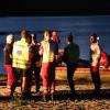Update 07. Juli:Wie die Polizei berichtet, wurde am Donnerstagmorgen eine Leiche gefunden und als der vermisste 80-Jährige identifiziert. Ein Arzt konnte nur noch den Tod des Mannes feststellen. Auf Nachfrage vonall-in.degibt die Polizei an, dass es sich um einen Badeunfall handeln soll, äußere Gewalteinwirkungen gebe es nicht. Nach den Ermittlungen des Kriminaldauerdienstes starb der Mann vermutlich an einer inneren Ursache.Bezugsmeldung:Seit Dienstagabend sucht die Polizei am Sachsenrieder Weiher bei Dietmannsried nach einem vermissten 80-jährigen Mann. Laut Polizei Pressesprecher Holger Stabik wurden Kleidung, ein Handtuch und eine Brille des Vermissten auf einer Bank am See gefunden. Umgehend begann ein Großaufgebot an Wasserwacht, Polizei, Feuerwehr und auch ein Rettungshubschrauber mit der Suche.Suche nachts vorläufig ergebnislos angebrochenNoch am Abend bis tief in die Nacht, wurde mit Booten und auch zu Fuß am Ufer nach dem vermissten 80-Jährigen gesucht. In der Nacht wurde die Suche dann ergebnislos abgebrochen. Am Mittwochvormittag hat die Polizei nochmals den Uferbereich abgesucht.Taucher im EinsatzFür den Mittwoch-Nachmittag werden Polizeitaucher an dem bis zu 6 Meter tiefen Weiher bei Reicholzried erwartet, sie sollen den See noch einmal absuchen. Ob sich der vermisste 80-jährige tatsächlich im See befindet, ist unklar.Hubschrauber im Einsatz: Schwimmerin sorgt für große Suchaktion am Alpsee