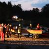 Update 07. Juli:Wie die Polizei berichtet, wurde am Donnerstagmorgen eine Leiche gefunden und als der vermisste 80-Jährige identifiziert. Ein Arzt konnte nur noch den Tod des Mannes feststellen. Auf Nachfrage vonall-in.degibt die Polizei an, dass es sich um einen Badeunfall handeln soll, äußere Gewalteinwirkungen gebe es nicht. Nach den Ermittlungen des Kriminaldauerdienstes starb der Mann vermutlich an einer inneren Ursache.Bezugsmeldung:Seit Dienstagabend sucht die Polizei am Sachsenrieder Weiher bei Dietmannsried nach einem vermissten 80-jährigen Mann. Laut Polizei Pressesprecher Holger Stabik wurden Kleidung, ein Handtuch und eine Brille des Vermissten auf einer Bank am See gefunden. Umgehend begann ein Großaufgebot an Wasserwacht, Polizei, Feuerwehr und auch ein Rettungshubschrauber mit der Suche.Suche nachts vorläufig ergebnislos angebrochenNoch am Abend bis tief in die Nacht, wurde mit Booten und auch zu Fuß am Ufer nach dem vermissten 80-Jährigen gesucht. In der Nacht wurde die Suche dann ergebnislos abgebrochen. Am Mittwochvormittag hat die Polizei nochmals den Uferbereich abgesucht.Taucher im EinsatzFür den Mittwoch-Nachmittag werden Polizeitaucher an dem bis zu 6 Meter tiefen Weiher bei Reicholzried erwartet, sie sollen den See noch einmal absuchen. Ob sich der vermisste 80-jährige tatsächlich im See befindet, ist unklar.Hubschrauber im Einsatz: Schwimmerin sorgt für große Suchaktion am Alpsee