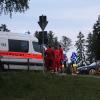 Update 07. Juli:Wie die Polizei berichtet, wurde am Donnerstagmorgen eine Leiche gefunden und als der vermisste 80-Jährige identifiziert. Ein Arzt konnte nur noch den Tod des Mannes feststellen. Auf Nachfrage vonall-in.degibt die Polizei an, dass es sich um einen Badeunfall handeln soll, äußere Gewalteinwirkungen gebe es nicht. Nach den Ermittlungen des Kriminaldauerdienstes starb der Mann vermutlich an einer inneren Ursache.Bezugsmeldung:Seit Dienstagabend sucht die Polizei am Sachsenrieder Weiher bei Dietmannsried nach einem vermissten 80-jährigen Mann. Laut Polizei Pressesprecher Holger Stabik wurden Kleidung, ein Handtuch und eine Brille des Vermissten auf einer Bank am See gefunden. Umgehend begann ein Großaufgebot an Wasserwacht, Polizei, Feuerwehr und auch ein Rettungshubschrauber mit der Suche.Suche nachts vorläufig ergebnislos angebrochenNoch am Abend bis tief in die Nacht, wurde mit Booten und auch zu Fuß am Ufer nach dem vermissten 80-Jährigen gesucht. In der Nacht wurde die Suche dann ergebnislos abgebrochen. Am Mittwochvormittag hat die Polizei nochmals den Uferbereich abgesucht.Taucher im EinsatzFür den Mittwoch-Nachmittag werden Polizeitaucher an dem bis zu 6 Meter tiefen Weiher bei Reicholzried erwartet, sie sollen den See noch einmal absuchen. Ob sich der vermisste 80-jährige tatsächlich im See befindet, ist unklar.Hubschrauber im Einsatz: Schwimmerin sorgt für große Suchaktion am Alpsee
