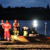 Update 07. Juli:Wie die Polizei berichtet, wurde am Donnerstagmorgen eine Leiche gefunden und als der vermisste 80-Jährige identifiziert. Ein Arzt konnte nur noch den Tod des Mannes feststellen. Auf Nachfrage vonall-in.degibt die Polizei an, dass es sich um einen Badeunfall handeln soll, äußere Gewalteinwirkungen gebe es nicht. Nach den Ermittlungen des Kriminaldauerdienstes starb der Mann vermutlich an einer inneren Ursache.Bezugsmeldung:Seit Dienstagabend sucht die Polizei am Sachsenrieder Weiher bei Dietmannsried nach einem vermissten 80-jährigen Mann. Laut Polizei Pressesprecher Holger Stabik wurden Kleidung, ein Handtuch und eine Brille des Vermissten auf einer Bank am See gefunden. Umgehend begann ein Großaufgebot an Wasserwacht, Polizei, Feuerwehr und auch ein Rettungshubschrauber mit der Suche.Suche nachts vorläufig ergebnislos angebrochenNoch am Abend bis tief in die Nacht, wurde mit Booten und auch zu Fuß am Ufer nach dem vermissten 80-Jährigen gesucht. In der Nacht wurde die Suche dann ergebnislos abgebrochen. Am Mittwochvormittag hat die Polizei nochmals den Uferbereich abgesucht.Taucher im EinsatzFür den Mittwoch-Nachmittag werden Polizeitaucher an dem bis zu 6 Meter tiefen Weiher bei Reicholzried erwartet, sie sollen den See noch einmal absuchen. Ob sich der vermisste 80-jährige tatsächlich im See befindet, ist unklar.Hubschrauber im Einsatz: Schwimmerin sorgt für große Suchaktion am Alpsee