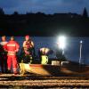Update 07. Juli:Wie die Polizei berichtet, wurde am Donnerstagmorgen eine Leiche gefunden und als der vermisste 80-Jährige identifiziert. Ein Arzt konnte nur noch den Tod des Mannes feststellen. Auf Nachfrage vonall-in.degibt die Polizei an, dass es sich um einen Badeunfall handeln soll, äußere Gewalteinwirkungen gebe es nicht. Nach den Ermittlungen des Kriminaldauerdienstes starb der Mann vermutlich an einer inneren Ursache.Bezugsmeldung:Seit Dienstagabend sucht die Polizei am Sachsenrieder Weiher bei Dietmannsried nach einem vermissten 80-jährigen Mann. Laut Polizei Pressesprecher Holger Stabik wurden Kleidung, ein Handtuch und eine Brille des Vermissten auf einer Bank am See gefunden. Umgehend begann ein Großaufgebot an Wasserwacht, Polizei, Feuerwehr und auch ein Rettungshubschrauber mit der Suche.Suche nachts vorläufig ergebnislos angebrochenNoch am Abend bis tief in die Nacht, wurde mit Booten und auch zu Fuß am Ufer nach dem vermissten 80-Jährigen gesucht. In der Nacht wurde die Suche dann ergebnislos abgebrochen. Am Mittwochvormittag hat die Polizei nochmals den Uferbereich abgesucht.Taucher im EinsatzFür den Mittwoch-Nachmittag werden Polizeitaucher an dem bis zu 6 Meter tiefen Weiher bei Reicholzried erwartet, sie sollen den See noch einmal absuchen. Ob sich der vermisste 80-jährige tatsächlich im See befindet, ist unklar.Hubschrauber im Einsatz: Schwimmerin sorgt für große Suchaktion am Alpsee