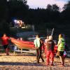 Update 07. Juli:Wie die Polizei berichtet, wurde am Donnerstagmorgen eine Leiche gefunden und als der vermisste 80-Jährige identifiziert. Ein Arzt konnte nur noch den Tod des Mannes feststellen. Auf Nachfrage vonall-in.degibt die Polizei an, dass es sich um einen Badeunfall handeln soll, äußere Gewalteinwirkungen gebe es nicht. Nach den Ermittlungen des Kriminaldauerdienstes starb der Mann vermutlich an einer inneren Ursache.Bezugsmeldung:Seit Dienstagabend sucht die Polizei am Sachsenrieder Weiher bei Dietmannsried nach einem vermissten 80-jährigen Mann. Laut Polizei Pressesprecher Holger Stabik wurden Kleidung, ein Handtuch und eine Brille des Vermissten auf einer Bank am See gefunden. Umgehend begann ein Großaufgebot an Wasserwacht, Polizei, Feuerwehr und auch ein Rettungshubschrauber mit der Suche.Suche nachts vorläufig ergebnislos angebrochenNoch am Abend bis tief in die Nacht, wurde mit Booten und auch zu Fuß am Ufer nach dem vermissten 80-Jährigen gesucht. In der Nacht wurde die Suche dann ergebnislos abgebrochen. Am Mittwochvormittag hat die Polizei nochmals den Uferbereich abgesucht.Taucher im EinsatzFür den Mittwoch-Nachmittag werden Polizeitaucher an dem bis zu 6 Meter tiefen Weiher bei Reicholzried erwartet, sie sollen den See noch einmal absuchen. Ob sich der vermisste 80-jährige tatsächlich im See befindet, ist unklar.Hubschrauber im Einsatz: Schwimmerin sorgt für große Suchaktion am Alpsee