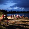 Update 07. Juli:Wie die Polizei berichtet, wurde am Donnerstagmorgen eine Leiche gefunden und als der vermisste 80-Jährige identifiziert. Ein Arzt konnte nur noch den Tod des Mannes feststellen. Auf Nachfrage vonall-in.degibt die Polizei an, dass es sich um einen Badeunfall handeln soll, äußere Gewalteinwirkungen gebe es nicht. Nach den Ermittlungen des Kriminaldauerdienstes starb der Mann vermutlich an einer inneren Ursache.Bezugsmeldung:Seit Dienstagabend sucht die Polizei am Sachsenrieder Weiher bei Dietmannsried nach einem vermissten 80-jährigen Mann. Laut Polizei Pressesprecher Holger Stabik wurden Kleidung, ein Handtuch und eine Brille des Vermissten auf einer Bank am See gefunden. Umgehend begann ein Großaufgebot an Wasserwacht, Polizei, Feuerwehr und auch ein Rettungshubschrauber mit der Suche.Suche nachts vorläufig ergebnislos angebrochenNoch am Abend bis tief in die Nacht, wurde mit Booten und auch zu Fuß am Ufer nach dem vermissten 80-Jährigen gesucht. In der Nacht wurde die Suche dann ergebnislos abgebrochen. Am Mittwochvormittag hat die Polizei nochmals den Uferbereich abgesucht.Taucher im EinsatzFür den Mittwoch-Nachmittag werden Polizeitaucher an dem bis zu 6 Meter tiefen Weiher bei Reicholzried erwartet, sie sollen den See noch einmal absuchen. Ob sich der vermisste 80-jährige tatsächlich im See befindet, ist unklar.Hubschrauber im Einsatz: Schwimmerin sorgt für große Suchaktion am Alpsee