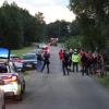 Update 07. Juli:Wie die Polizei berichtet, wurde am Donnerstagmorgen eine Leiche gefunden und als der vermisste 80-Jährige identifiziert. Ein Arzt konnte nur noch den Tod des Mannes feststellen. Auf Nachfrage vonall-in.degibt die Polizei an, dass es sich um einen Badeunfall handeln soll, äußere Gewalteinwirkungen gebe es nicht. Nach den Ermittlungen des Kriminaldauerdienstes starb der Mann vermutlich an einer inneren Ursache.Bezugsmeldung:Seit Dienstagabend sucht die Polizei am Sachsenrieder Weiher bei Dietmannsried nach einem vermissten 80-jährigen Mann. Laut Polizei Pressesprecher Holger Stabik wurden Kleidung, ein Handtuch und eine Brille des Vermissten auf einer Bank am See gefunden. Umgehend begann ein Großaufgebot an Wasserwacht, Polizei, Feuerwehr und auch ein Rettungshubschrauber mit der Suche.Suche nachts vorläufig ergebnislos angebrochenNoch am Abend bis tief in die Nacht, wurde mit Booten und auch zu Fuß am Ufer nach dem vermissten 80-Jährigen gesucht. In der Nacht wurde die Suche dann ergebnislos abgebrochen. Am Mittwochvormittag hat die Polizei nochmals den Uferbereich abgesucht.Taucher im EinsatzFür den Mittwoch-Nachmittag werden Polizeitaucher an dem bis zu 6 Meter tiefen Weiher bei Reicholzried erwartet, sie sollen den See noch einmal absuchen. Ob sich der vermisste 80-jährige tatsächlich im See befindet, ist unklar.Hubschrauber im Einsatz: Schwimmerin sorgt für große Suchaktion am Alpsee