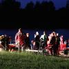 Update 07. Juli:Wie die Polizei berichtet, wurde am Donnerstagmorgen eine Leiche gefunden und als der vermisste 80-Jährige identifiziert. Ein Arzt konnte nur noch den Tod des Mannes feststellen. Auf Nachfrage vonall-in.degibt die Polizei an, dass es sich um einen Badeunfall handeln soll, äußere Gewalteinwirkungen gebe es nicht. Nach den Ermittlungen des Kriminaldauerdienstes starb der Mann vermutlich an einer inneren Ursache.Bezugsmeldung:Seit Dienstagabend sucht die Polizei am Sachsenrieder Weiher bei Dietmannsried nach einem vermissten 80-jährigen Mann. Laut Polizei Pressesprecher Holger Stabik wurden Kleidung, ein Handtuch und eine Brille des Vermissten auf einer Bank am See gefunden. Umgehend begann ein Großaufgebot an Wasserwacht, Polizei, Feuerwehr und auch ein Rettungshubschrauber mit der Suche.Suche nachts vorläufig ergebnislos angebrochenNoch am Abend bis tief in die Nacht, wurde mit Booten und auch zu Fuß am Ufer nach dem vermissten 80-Jährigen gesucht. In der Nacht wurde die Suche dann ergebnislos abgebrochen. Am Mittwochvormittag hat die Polizei nochmals den Uferbereich abgesucht.Taucher im EinsatzFür den Mittwoch-Nachmittag werden Polizeitaucher an dem bis zu 6 Meter tiefen Weiher bei Reicholzried erwartet, sie sollen den See noch einmal absuchen. Ob sich der vermisste 80-jährige tatsächlich im See befindet, ist unklar.Hubschrauber im Einsatz: Schwimmerin sorgt für große Suchaktion am Alpsee