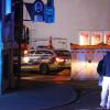 Update 22. November:Die Polizei hat die Ermittlungen zum Unfallhergang mittlerweile eingestellt. Es gebe keine Hinweise auf Fremdverschulden. Das bestätigte  Polizei-Pressesprecher Dominic Geißler gegenüber der Allgäuer Zeitung.Update 09. November 11:57:Inzwischen sind neue Erkenntnisse zu dem Unfallhergang bekannt geworden. So berichtet dieAllgäuer Zeitung von einem zehn Meter tiefen Sturz in der Halloweennacht. Die 22-Jährige ist inzwischen nicht mehr ansprechbar. Auf Nachfrage von all-in.de konnte die Polizei jedoch keine genaueren Angaben zu dem aktuellen Gesundheitszustand machen. Update, 03. November, 11:00: Weiterhin stabil ist die 22-Jährige, die nach ihrem Unfall im Kemptener Parktheater in Lebensgefahr schwebte. Die Polizei konnte sie zwischenzeitlich zu dem Vorfall befragen. Doch das lieferte keine neuen Erkenntnisse, teilte die Polizei auf Anfrage vonall-in.demit.Frau ist von Treppe gestürztMittlerweile sei aber klar, dass die Frau nicht, wie anfangs berichtet, vom Dach des Kemptener Clubs, sondern von einer Rettungstreppe im Raucherbereich der Diskothek gestürzt sei. Kein FremdverschuldenIn den vergangenen Tagen habe sich die Staatsanwaltschaft vor Ort ein Bild der Lage gemacht. Das habe aber zu keinen neuen Informationen geführt, sagte Dominic Geißler von der Pressestelle des Polizeipräsidiums Schwaben Süd/West. "Wir haben keine Hinweise auf Fremdverschulden", betonte er.Update 02. November, 09:30 Uhr:Wie die Polizei am Mittwochmorgen auf Nachfrage vonall-in.demitgeteilt hat, ist die 22-jährige Frau mittlerweile nicht mehr in Lebensgefahr. Warum die junge Frau auf das Vordach geklettert war und abstürzte, ist weiter unklar. Die Polizei ermittelt hier in alle Richtungen und sucht nach Zeugen des Vorfalls. Sie sollen sich unter der Telefonnummer 0831 99090 bei der Polizei Kempten melden. Für Donnerstagvormittag hat die Polizei weitere Informationen angekündigt. Bezugsmeldung 01. November:Bei einer Halloween Party im Kemptener Parktheater ist in der Nacht von Montag auf Dienstag eine 22-jährige Frau von einem Vordach gestürzt. Die junge Frau schwebt in Lebensgefahr. 
[video]https://www.youtube.com/watch?v=Frdyje16NuY[/video]Frau (22) in LebensgefahrWie die Polizei mitteilt, ereignete sich der Unfall gegen 23:20 vor dem Club in der Kemptener Innenstadt. Zahlreiche Besucher standen Schlange um die Halloween-Party im Club zu besuchen. Die 22-Jährige soll von einem Vordach des Gebäudes gestürzt sein. Wie genau es zu dem Unfall gekommen ist, ist laut Polizei noch völlig unklar. Bei dem Sturz wurde die Frau schwer verletzt und schwebt in Lebensgefahr. Weitere Informationen folgen.