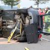 Zwischen Krugzell und Dietmannsried auf der Kreuzung nach Reicholzried hat sich am Samstagmorgen ein Auto überschlagen. Wie die Polizei mitteilt, ist der Fahrer schwer verletzt worden. Weitere Fahrzeuge waren nicht beteiligt. Die Straße war längere Zeit komplett gesperrt.
Betrunken über Verkehrsinsel gefahrenLaut Polizei war der 25-jährige Autofahrer "deutlich alkoholisiert" und zu schnell unterwegs. An der Kreuzung von Reicholzried kommend verlor er die Kontrolle über das Auto, überfuhr die Verkehrsinsel, hat sich dann überschlagen und blieb auf der Beifahrerseite liegen. Er kam schwer verletzt mit dem Rettungsdienst ins Krankenhaus.