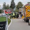 Zwischen Krugzell und Dietmannsried auf der Kreuzung nach Reicholzried hat sich am Samstagmorgen ein Auto überschlagen. Wie die Polizei mitteilt, ist der Fahrer schwer verletzt worden. Weitere Fahrzeuge waren nicht beteiligt. Die Straße war längere Zeit komplett gesperrt.
Betrunken über Verkehrsinsel gefahrenLaut Polizei war der 25-jährige Autofahrer "deutlich alkoholisiert" und zu schnell unterwegs. An der Kreuzung von Reicholzried kommend verlor er die Kontrolle über das Auto, überfuhr die Verkehrsinsel, hat sich dann überschlagen und blieb auf der Beifahrerseite liegen. Er kam schwer verletzt mit dem Rettungsdienst ins Krankenhaus.