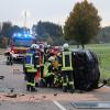 Zwischen Krugzell und Dietmannsried auf der Kreuzung nach Reicholzried hat sich am Samstagmorgen ein Auto überschlagen. Wie die Polizei mitteilt, ist der Fahrer schwer verletzt worden. Weitere Fahrzeuge waren nicht beteiligt. Die Straße war längere Zeit komplett gesperrt.
Betrunken über Verkehrsinsel gefahrenLaut Polizei war der 25-jährige Autofahrer "deutlich alkoholisiert" und zu schnell unterwegs. An der Kreuzung von Reicholzried kommend verlor er die Kontrolle über das Auto, überfuhr die Verkehrsinsel, hat sich dann überschlagen und blieb auf der Beifahrerseite liegen. Er kam schwer verletzt mit dem Rettungsdienst ins Krankenhaus.