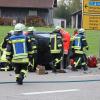 Zwischen Krugzell und Dietmannsried auf der Kreuzung nach Reicholzried hat sich am Samstagmorgen ein Auto überschlagen. Wie die Polizei mitteilt, ist der Fahrer schwer verletzt worden. Weitere Fahrzeuge waren nicht beteiligt. Die Straße war längere Zeit komplett gesperrt.
Betrunken über Verkehrsinsel gefahrenLaut Polizei war der 25-jährige Autofahrer "deutlich alkoholisiert" und zu schnell unterwegs. An der Kreuzung von Reicholzried kommend verlor er die Kontrolle über das Auto, überfuhr die Verkehrsinsel, hat sich dann überschlagen und blieb auf der Beifahrerseite liegen. Er kam schwer verletzt mit dem Rettungsdienst ins Krankenhaus.