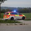 Zwischen Krugzell und Dietmannsried auf der Kreuzung nach Reicholzried hat sich am Samstagmorgen ein Auto überschlagen. Wie die Polizei mitteilt, ist der Fahrer schwer verletzt worden. Weitere Fahrzeuge waren nicht beteiligt. Die Straße war längere Zeit komplett gesperrt.
Betrunken über Verkehrsinsel gefahrenLaut Polizei war der 25-jährige Autofahrer "deutlich alkoholisiert" und zu schnell unterwegs. An der Kreuzung von Reicholzried kommend verlor er die Kontrolle über das Auto, überfuhr die Verkehrsinsel, hat sich dann überschlagen und blieb auf der Beifahrerseite liegen. Er kam schwer verletzt mit dem Rettungsdienst ins Krankenhaus.