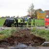 Zwischen Krugzell und Dietmannsried auf der Kreuzung nach Reicholzried hat sich am Samstagmorgen ein Auto überschlagen. Wie die Polizei mitteilt, ist der Fahrer schwer verletzt worden. Weitere Fahrzeuge waren nicht beteiligt. Die Straße war längere Zeit komplett gesperrt.
Betrunken über Verkehrsinsel gefahrenLaut Polizei war der 25-jährige Autofahrer "deutlich alkoholisiert" und zu schnell unterwegs. An der Kreuzung von Reicholzried kommend verlor er die Kontrolle über das Auto, überfuhr die Verkehrsinsel, hat sich dann überschlagen und blieb auf der Beifahrerseite liegen. Er kam schwer verletzt mit dem Rettungsdienst ins Krankenhaus.