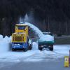 Die erste Langlaufloipe im Allgäu entsteht aktuell in Oberstdorf. Sie soll ab kommender Woche befahrbar sein. Auch wenn aktuell noch  kein Schnee in den Tieflagen fällt, gibt es Schnee in Oberstdorf. Durch das sogenannte "Snowfarming", bei dem über den Sommer Schnee gelagert wurde, gibt es in der Gemeinde jetzt genug davon. Im März diesen Jahres wurde der durch Schneekanonen produzierte Schnee aufgeschüttet und mit einer 50 Zentimeter dicken Schicht aus Sägespänen und Hackschnitzel bedeckt. 
Schnee geschmolzenWährend im März noch 5.000 Kubikmeter Schnee auf einer Höhe von rund acht Metern gelagert wurde, schmolz der Kunstschnee über den Sommer etwas zusammen. Wie viel genau von den 5.000 Kubikmeter Schnee übriggeblieben sind, ist noch unklar. "Wir haben ein 3D-Modell erstellen lassen. Damit wird jetzt ausgerechnet, was aber eine Weile dauert", so der Verantwortliche Florian Speigl. Der Schnee, der im März eingelagert wurde, wird jetzt mit einer großen Schneefräse auf Traktoren verladen und dann mit einer Pistenraupe nur wenige hundert Meter weiter wieder verteilt.Training auf Schnee statt auf Teer"Die Sportler müssen für die kommende Saison trainieren. Damit die Sportler nicht weit reisen müssen, wollen wir ihnen hier die Möglichkeit geben, wieder auf Schnee und nicht auf Teer zu trainieren", so Speigl. Damit das klappt, wurde der "Schneehaufen" von Sägemehl und Hackschnitzeln befreit und dann auf Anhänger verladen.Privatpersonen müssen sich anmelden"Die Langlaufloipe wird circa einen Kilometer lang sein. Auch Privatpersonen können sie nach der Anmeldung auf der Webseite des Nordic-Zentrums nutzen", so Florian Speigl. Die kosten für das "Snowfarming" in Oberstdorf belaufen sich auf rund 40.000 Euro.