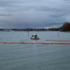 Update: Montag, 21. November, 11 Uhr: Der Dieselteppich auf dem Bodensee hat sich nach Angaben der Polizei am Sonntag "verflüchtigt". Die Einsatzkräfte konnten die Ölsperren aufheben. Die Beamten gehen nicht davon aus, dass die Verunreinigung langfristig negative Folgen für den Bodensee haben wird. 

Wer für den Dieselteppich verantwortlich ist und wie es dazu kam, ist weiterhin unklar. Die Wasserschutzpolizei Lindau hat die Ermittlungen aufgenommen. Bezugsmeldung: In Nonnenhorn am Bodensee ist am Samstag um die Mittagszeit im Bereich der Schiffsanlegestelle Diesel in den Bodensee geflossen. Es entstand eine große Diesellache auf dem Wasser. Großeinsatz mit Feuerwehr und THWAb 13:50 Uhr waren die Feuerwehren Nonnenhorn, Wasserburg, dazu die Wasserschutzpolizei Lindau in Nonnenhorn am Landungssteg im Einsatz. Einsatzleiter Julian Schwarz hat einen Dieselteppich im Hafenbereich festgestellt. Sofort haben die Feuerwehren mit Unterstützung des Feuerwehrbootes aus Wasserburg Ölsperren ausgebracht, um ein weiteres Ausbreiten des Dieselteppichs in den Trinkwasserspeicher Bodensee zu verhindern. Zeitgleich wurde auch die landkreiseigene Drohnengruppe aus Opfenbach an den Bodensee alarmiert, um die Lage aus der Luft beurteilen zu können.
[video]https://www.youtube.com/watch?v=6zCJFgYFdAY[/video]Ursache noch nicht bekanntDas Wasserwirtschaftsamt aus Kempten wurde an die Einsatzstelle gerufen und entnahm  zusammen mit der Wassserschutzpolizei Wasserproben. In der näheren Umgebung hat die Feuerwehr Regenwasserkanäle kontrolliert. Die Ursache bleibt weiterhin rätselhaft.Ölsperren über Nacht Insgesamt brachte die Feuerwehr rund 250 Meter Ölsperren aus. Auch das THW Lindau unterstützte die Feuerwehr mit Ölsperren. Die Ölsperren bleiben vorerst über Nacht. Am Sonntag gegen 10:00 Uhr wird der Bereich nochmal durch die Feuerwehr kontrolliert und zusammen mit der Polizei sowie Wasserwirtschaftsamt das weitere Vorgehen besprochen.