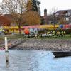 Update: Montag, 21. November, 11 Uhr: Der Dieselteppich auf dem Bodensee hat sich nach Angaben der Polizei am Sonntag "verflüchtigt". Die Einsatzkräfte konnten die Ölsperren aufheben. Die Beamten gehen nicht davon aus, dass die Verunreinigung langfristig negative Folgen für den Bodensee haben wird. 

Wer für den Dieselteppich verantwortlich ist und wie es dazu kam, ist weiterhin unklar. Die Wasserschutzpolizei Lindau hat die Ermittlungen aufgenommen. Bezugsmeldung: In Nonnenhorn am Bodensee ist am Samstag um die Mittagszeit im Bereich der Schiffsanlegestelle Diesel in den Bodensee geflossen. Es entstand eine große Diesellache auf dem Wasser. Großeinsatz mit Feuerwehr und THWAb 13:50 Uhr waren die Feuerwehren Nonnenhorn, Wasserburg, dazu die Wasserschutzpolizei Lindau in Nonnenhorn am Landungssteg im Einsatz. Einsatzleiter Julian Schwarz hat einen Dieselteppich im Hafenbereich festgestellt. Sofort haben die Feuerwehren mit Unterstützung des Feuerwehrbootes aus Wasserburg Ölsperren ausgebracht, um ein weiteres Ausbreiten des Dieselteppichs in den Trinkwasserspeicher Bodensee zu verhindern. Zeitgleich wurde auch die landkreiseigene Drohnengruppe aus Opfenbach an den Bodensee alarmiert, um die Lage aus der Luft beurteilen zu können.
[video]https://www.youtube.com/watch?v=6zCJFgYFdAY[/video]Ursache noch nicht bekanntDas Wasserwirtschaftsamt aus Kempten wurde an die Einsatzstelle gerufen und entnahm  zusammen mit der Wassserschutzpolizei Wasserproben. In der näheren Umgebung hat die Feuerwehr Regenwasserkanäle kontrolliert. Die Ursache bleibt weiterhin rätselhaft.Ölsperren über Nacht Insgesamt brachte die Feuerwehr rund 250 Meter Ölsperren aus. Auch das THW Lindau unterstützte die Feuerwehr mit Ölsperren. Die Ölsperren bleiben vorerst über Nacht. Am Sonntag gegen 10:00 Uhr wird der Bereich nochmal durch die Feuerwehr kontrolliert und zusammen mit der Polizei sowie Wasserwirtschaftsamt das weitere Vorgehen besprochen.