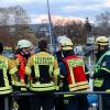 Update: Montag, 21. November, 11 Uhr: Der Dieselteppich auf dem Bodensee hat sich nach Angaben der Polizei am Sonntag "verflüchtigt". Die Einsatzkräfte konnten die Ölsperren aufheben. Die Beamten gehen nicht davon aus, dass die Verunreinigung langfristig negative Folgen für den Bodensee haben wird. 

Wer für den Dieselteppich verantwortlich ist und wie es dazu kam, ist weiterhin unklar. Die Wasserschutzpolizei Lindau hat die Ermittlungen aufgenommen. Bezugsmeldung: In Nonnenhorn am Bodensee ist am Samstag um die Mittagszeit im Bereich der Schiffsanlegestelle Diesel in den Bodensee geflossen. Es entstand eine große Diesellache auf dem Wasser. Großeinsatz mit Feuerwehr und THWAb 13:50 Uhr waren die Feuerwehren Nonnenhorn, Wasserburg, dazu die Wasserschutzpolizei Lindau in Nonnenhorn am Landungssteg im Einsatz. Einsatzleiter Julian Schwarz hat einen Dieselteppich im Hafenbereich festgestellt. Sofort haben die Feuerwehren mit Unterstützung des Feuerwehrbootes aus Wasserburg Ölsperren ausgebracht, um ein weiteres Ausbreiten des Dieselteppichs in den Trinkwasserspeicher Bodensee zu verhindern. Zeitgleich wurde auch die landkreiseigene Drohnengruppe aus Opfenbach an den Bodensee alarmiert, um die Lage aus der Luft beurteilen zu können.
[video]https://www.youtube.com/watch?v=6zCJFgYFdAY[/video]Ursache noch nicht bekanntDas Wasserwirtschaftsamt aus Kempten wurde an die Einsatzstelle gerufen und entnahm  zusammen mit der Wassserschutzpolizei Wasserproben. In der näheren Umgebung hat die Feuerwehr Regenwasserkanäle kontrolliert. Die Ursache bleibt weiterhin rätselhaft.Ölsperren über Nacht Insgesamt brachte die Feuerwehr rund 250 Meter Ölsperren aus. Auch das THW Lindau unterstützte die Feuerwehr mit Ölsperren. Die Ölsperren bleiben vorerst über Nacht. Am Sonntag gegen 10:00 Uhr wird der Bereich nochmal durch die Feuerwehr kontrolliert und zusammen mit der Polizei sowie Wasserwirtschaftsamt das weitere Vorgehen besprochen.