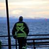Update: Montag, 21. November, 11 Uhr: Der Dieselteppich auf dem Bodensee hat sich nach Angaben der Polizei am Sonntag "verflüchtigt". Die Einsatzkräfte konnten die Ölsperren aufheben. Die Beamten gehen nicht davon aus, dass die Verunreinigung langfristig negative Folgen für den Bodensee haben wird. 

Wer für den Dieselteppich verantwortlich ist und wie es dazu kam, ist weiterhin unklar. Die Wasserschutzpolizei Lindau hat die Ermittlungen aufgenommen. Bezugsmeldung: In Nonnenhorn am Bodensee ist am Samstag um die Mittagszeit im Bereich der Schiffsanlegestelle Diesel in den Bodensee geflossen. Es entstand eine große Diesellache auf dem Wasser. Großeinsatz mit Feuerwehr und THWAb 13:50 Uhr waren die Feuerwehren Nonnenhorn, Wasserburg, dazu die Wasserschutzpolizei Lindau in Nonnenhorn am Landungssteg im Einsatz. Einsatzleiter Julian Schwarz hat einen Dieselteppich im Hafenbereich festgestellt. Sofort haben die Feuerwehren mit Unterstützung des Feuerwehrbootes aus Wasserburg Ölsperren ausgebracht, um ein weiteres Ausbreiten des Dieselteppichs in den Trinkwasserspeicher Bodensee zu verhindern. Zeitgleich wurde auch die landkreiseigene Drohnengruppe aus Opfenbach an den Bodensee alarmiert, um die Lage aus der Luft beurteilen zu können.
[video]https://www.youtube.com/watch?v=6zCJFgYFdAY[/video]Ursache noch nicht bekanntDas Wasserwirtschaftsamt aus Kempten wurde an die Einsatzstelle gerufen und entnahm  zusammen mit der Wassserschutzpolizei Wasserproben. In der näheren Umgebung hat die Feuerwehr Regenwasserkanäle kontrolliert. Die Ursache bleibt weiterhin rätselhaft.Ölsperren über Nacht Insgesamt brachte die Feuerwehr rund 250 Meter Ölsperren aus. Auch das THW Lindau unterstützte die Feuerwehr mit Ölsperren. Die Ölsperren bleiben vorerst über Nacht. Am Sonntag gegen 10:00 Uhr wird der Bereich nochmal durch die Feuerwehr kontrolliert und zusammen mit der Polizei sowie Wasserwirtschaftsamt das weitere Vorgehen besprochen.