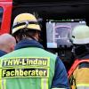 Update: Montag, 21. November, 11 Uhr: Der Dieselteppich auf dem Bodensee hat sich nach Angaben der Polizei am Sonntag "verflüchtigt". Die Einsatzkräfte konnten die Ölsperren aufheben. Die Beamten gehen nicht davon aus, dass die Verunreinigung langfristig negative Folgen für den Bodensee haben wird. 

Wer für den Dieselteppich verantwortlich ist und wie es dazu kam, ist weiterhin unklar. Die Wasserschutzpolizei Lindau hat die Ermittlungen aufgenommen. Bezugsmeldung: In Nonnenhorn am Bodensee ist am Samstag um die Mittagszeit im Bereich der Schiffsanlegestelle Diesel in den Bodensee geflossen. Es entstand eine große Diesellache auf dem Wasser. Großeinsatz mit Feuerwehr und THWAb 13:50 Uhr waren die Feuerwehren Nonnenhorn, Wasserburg, dazu die Wasserschutzpolizei Lindau in Nonnenhorn am Landungssteg im Einsatz. Einsatzleiter Julian Schwarz hat einen Dieselteppich im Hafenbereich festgestellt. Sofort haben die Feuerwehren mit Unterstützung des Feuerwehrbootes aus Wasserburg Ölsperren ausgebracht, um ein weiteres Ausbreiten des Dieselteppichs in den Trinkwasserspeicher Bodensee zu verhindern. Zeitgleich wurde auch die landkreiseigene Drohnengruppe aus Opfenbach an den Bodensee alarmiert, um die Lage aus der Luft beurteilen zu können.
[video]https://www.youtube.com/watch?v=6zCJFgYFdAY[/video]Ursache noch nicht bekanntDas Wasserwirtschaftsamt aus Kempten wurde an die Einsatzstelle gerufen und entnahm  zusammen mit der Wassserschutzpolizei Wasserproben. In der näheren Umgebung hat die Feuerwehr Regenwasserkanäle kontrolliert. Die Ursache bleibt weiterhin rätselhaft.Ölsperren über Nacht Insgesamt brachte die Feuerwehr rund 250 Meter Ölsperren aus. Auch das THW Lindau unterstützte die Feuerwehr mit Ölsperren. Die Ölsperren bleiben vorerst über Nacht. Am Sonntag gegen 10:00 Uhr wird der Bereich nochmal durch die Feuerwehr kontrolliert und zusammen mit der Polizei sowie Wasserwirtschaftsamt das weitere Vorgehen besprochen.