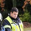 Update: Montag, 21. November, 11 Uhr: Der Dieselteppich auf dem Bodensee hat sich nach Angaben der Polizei am Sonntag "verflüchtigt". Die Einsatzkräfte konnten die Ölsperren aufheben. Die Beamten gehen nicht davon aus, dass die Verunreinigung langfristig negative Folgen für den Bodensee haben wird. 

Wer für den Dieselteppich verantwortlich ist und wie es dazu kam, ist weiterhin unklar. Die Wasserschutzpolizei Lindau hat die Ermittlungen aufgenommen. Bezugsmeldung: In Nonnenhorn am Bodensee ist am Samstag um die Mittagszeit im Bereich der Schiffsanlegestelle Diesel in den Bodensee geflossen. Es entstand eine große Diesellache auf dem Wasser. Großeinsatz mit Feuerwehr und THWAb 13:50 Uhr waren die Feuerwehren Nonnenhorn, Wasserburg, dazu die Wasserschutzpolizei Lindau in Nonnenhorn am Landungssteg im Einsatz. Einsatzleiter Julian Schwarz hat einen Dieselteppich im Hafenbereich festgestellt. Sofort haben die Feuerwehren mit Unterstützung des Feuerwehrbootes aus Wasserburg Ölsperren ausgebracht, um ein weiteres Ausbreiten des Dieselteppichs in den Trinkwasserspeicher Bodensee zu verhindern. Zeitgleich wurde auch die landkreiseigene Drohnengruppe aus Opfenbach an den Bodensee alarmiert, um die Lage aus der Luft beurteilen zu können.
[video]https://www.youtube.com/watch?v=6zCJFgYFdAY[/video]Ursache noch nicht bekanntDas Wasserwirtschaftsamt aus Kempten wurde an die Einsatzstelle gerufen und entnahm  zusammen mit der Wassserschutzpolizei Wasserproben. In der näheren Umgebung hat die Feuerwehr Regenwasserkanäle kontrolliert. Die Ursache bleibt weiterhin rätselhaft.Ölsperren über Nacht Insgesamt brachte die Feuerwehr rund 250 Meter Ölsperren aus. Auch das THW Lindau unterstützte die Feuerwehr mit Ölsperren. Die Ölsperren bleiben vorerst über Nacht. Am Sonntag gegen 10:00 Uhr wird der Bereich nochmal durch die Feuerwehr kontrolliert und zusammen mit der Polizei sowie Wasserwirtschaftsamt das weitere Vorgehen besprochen.