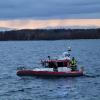 Update: Montag, 21. November, 11 Uhr: Der Dieselteppich auf dem Bodensee hat sich nach Angaben der Polizei am Sonntag "verflüchtigt". Die Einsatzkräfte konnten die Ölsperren aufheben. Die Beamten gehen nicht davon aus, dass die Verunreinigung langfristig negative Folgen für den Bodensee haben wird. 

Wer für den Dieselteppich verantwortlich ist und wie es dazu kam, ist weiterhin unklar. Die Wasserschutzpolizei Lindau hat die Ermittlungen aufgenommen. Bezugsmeldung: In Nonnenhorn am Bodensee ist am Samstag um die Mittagszeit im Bereich der Schiffsanlegestelle Diesel in den Bodensee geflossen. Es entstand eine große Diesellache auf dem Wasser. Großeinsatz mit Feuerwehr und THWAb 13:50 Uhr waren die Feuerwehren Nonnenhorn, Wasserburg, dazu die Wasserschutzpolizei Lindau in Nonnenhorn am Landungssteg im Einsatz. Einsatzleiter Julian Schwarz hat einen Dieselteppich im Hafenbereich festgestellt. Sofort haben die Feuerwehren mit Unterstützung des Feuerwehrbootes aus Wasserburg Ölsperren ausgebracht, um ein weiteres Ausbreiten des Dieselteppichs in den Trinkwasserspeicher Bodensee zu verhindern. Zeitgleich wurde auch die landkreiseigene Drohnengruppe aus Opfenbach an den Bodensee alarmiert, um die Lage aus der Luft beurteilen zu können.
[video]https://www.youtube.com/watch?v=6zCJFgYFdAY[/video]Ursache noch nicht bekanntDas Wasserwirtschaftsamt aus Kempten wurde an die Einsatzstelle gerufen und entnahm  zusammen mit der Wassserschutzpolizei Wasserproben. In der näheren Umgebung hat die Feuerwehr Regenwasserkanäle kontrolliert. Die Ursache bleibt weiterhin rätselhaft.Ölsperren über Nacht Insgesamt brachte die Feuerwehr rund 250 Meter Ölsperren aus. Auch das THW Lindau unterstützte die Feuerwehr mit Ölsperren. Die Ölsperren bleiben vorerst über Nacht. Am Sonntag gegen 10:00 Uhr wird der Bereich nochmal durch die Feuerwehr kontrolliert und zusammen mit der Polizei sowie Wasserwirtschaftsamt das weitere Vorgehen besprochen.