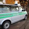 Update: Montag, 21. November, 11 Uhr: Der Dieselteppich auf dem Bodensee hat sich nach Angaben der Polizei am Sonntag "verflüchtigt". Die Einsatzkräfte konnten die Ölsperren aufheben. Die Beamten gehen nicht davon aus, dass die Verunreinigung langfristig negative Folgen für den Bodensee haben wird. 

Wer für den Dieselteppich verantwortlich ist und wie es dazu kam, ist weiterhin unklar. Die Wasserschutzpolizei Lindau hat die Ermittlungen aufgenommen. Bezugsmeldung: In Nonnenhorn am Bodensee ist am Samstag um die Mittagszeit im Bereich der Schiffsanlegestelle Diesel in den Bodensee geflossen. Es entstand eine große Diesellache auf dem Wasser. Großeinsatz mit Feuerwehr und THWAb 13:50 Uhr waren die Feuerwehren Nonnenhorn, Wasserburg, dazu die Wasserschutzpolizei Lindau in Nonnenhorn am Landungssteg im Einsatz. Einsatzleiter Julian Schwarz hat einen Dieselteppich im Hafenbereich festgestellt. Sofort haben die Feuerwehren mit Unterstützung des Feuerwehrbootes aus Wasserburg Ölsperren ausgebracht, um ein weiteres Ausbreiten des Dieselteppichs in den Trinkwasserspeicher Bodensee zu verhindern. Zeitgleich wurde auch die landkreiseigene Drohnengruppe aus Opfenbach an den Bodensee alarmiert, um die Lage aus der Luft beurteilen zu können.
[video]https://www.youtube.com/watch?v=6zCJFgYFdAY[/video]Ursache noch nicht bekanntDas Wasserwirtschaftsamt aus Kempten wurde an die Einsatzstelle gerufen und entnahm  zusammen mit der Wassserschutzpolizei Wasserproben. In der näheren Umgebung hat die Feuerwehr Regenwasserkanäle kontrolliert. Die Ursache bleibt weiterhin rätselhaft.Ölsperren über Nacht Insgesamt brachte die Feuerwehr rund 250 Meter Ölsperren aus. Auch das THW Lindau unterstützte die Feuerwehr mit Ölsperren. Die Ölsperren bleiben vorerst über Nacht. Am Sonntag gegen 10:00 Uhr wird der Bereich nochmal durch die Feuerwehr kontrolliert und zusammen mit der Polizei sowie Wasserwirtschaftsamt das weitere Vorgehen besprochen.