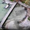Update: Montag, 21. November, 11 Uhr: Der Dieselteppich auf dem Bodensee hat sich nach Angaben der Polizei am Sonntag "verflüchtigt". Die Einsatzkräfte konnten die Ölsperren aufheben. Die Beamten gehen nicht davon aus, dass die Verunreinigung langfristig negative Folgen für den Bodensee haben wird. 

Wer für den Dieselteppich verantwortlich ist und wie es dazu kam, ist weiterhin unklar. Die Wasserschutzpolizei Lindau hat die Ermittlungen aufgenommen. Bezugsmeldung: In Nonnenhorn am Bodensee ist am Samstag um die Mittagszeit im Bereich der Schiffsanlegestelle Diesel in den Bodensee geflossen. Es entstand eine große Diesellache auf dem Wasser. Großeinsatz mit Feuerwehr und THWAb 13:50 Uhr waren die Feuerwehren Nonnenhorn, Wasserburg, dazu die Wasserschutzpolizei Lindau in Nonnenhorn am Landungssteg im Einsatz. Einsatzleiter Julian Schwarz hat einen Dieselteppich im Hafenbereich festgestellt. Sofort haben die Feuerwehren mit Unterstützung des Feuerwehrbootes aus Wasserburg Ölsperren ausgebracht, um ein weiteres Ausbreiten des Dieselteppichs in den Trinkwasserspeicher Bodensee zu verhindern. Zeitgleich wurde auch die landkreiseigene Drohnengruppe aus Opfenbach an den Bodensee alarmiert, um die Lage aus der Luft beurteilen zu können.
[video]https://www.youtube.com/watch?v=6zCJFgYFdAY[/video]Ursache noch nicht bekanntDas Wasserwirtschaftsamt aus Kempten wurde an die Einsatzstelle gerufen und entnahm  zusammen mit der Wassserschutzpolizei Wasserproben. In der näheren Umgebung hat die Feuerwehr Regenwasserkanäle kontrolliert. Die Ursache bleibt weiterhin rätselhaft.Ölsperren über Nacht Insgesamt brachte die Feuerwehr rund 250 Meter Ölsperren aus. Auch das THW Lindau unterstützte die Feuerwehr mit Ölsperren. Die Ölsperren bleiben vorerst über Nacht. Am Sonntag gegen 10:00 Uhr wird der Bereich nochmal durch die Feuerwehr kontrolliert und zusammen mit der Polizei sowie Wasserwirtschaftsamt das weitere Vorgehen besprochen.