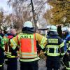 Update: Montag, 21. November, 11 Uhr: Der Dieselteppich auf dem Bodensee hat sich nach Angaben der Polizei am Sonntag "verflüchtigt". Die Einsatzkräfte konnten die Ölsperren aufheben. Die Beamten gehen nicht davon aus, dass die Verunreinigung langfristig negative Folgen für den Bodensee haben wird. 

Wer für den Dieselteppich verantwortlich ist und wie es dazu kam, ist weiterhin unklar. Die Wasserschutzpolizei Lindau hat die Ermittlungen aufgenommen. Bezugsmeldung: In Nonnenhorn am Bodensee ist am Samstag um die Mittagszeit im Bereich der Schiffsanlegestelle Diesel in den Bodensee geflossen. Es entstand eine große Diesellache auf dem Wasser. Großeinsatz mit Feuerwehr und THWAb 13:50 Uhr waren die Feuerwehren Nonnenhorn, Wasserburg, dazu die Wasserschutzpolizei Lindau in Nonnenhorn am Landungssteg im Einsatz. Einsatzleiter Julian Schwarz hat einen Dieselteppich im Hafenbereich festgestellt. Sofort haben die Feuerwehren mit Unterstützung des Feuerwehrbootes aus Wasserburg Ölsperren ausgebracht, um ein weiteres Ausbreiten des Dieselteppichs in den Trinkwasserspeicher Bodensee zu verhindern. Zeitgleich wurde auch die landkreiseigene Drohnengruppe aus Opfenbach an den Bodensee alarmiert, um die Lage aus der Luft beurteilen zu können.
[video]https://www.youtube.com/watch?v=6zCJFgYFdAY[/video]Ursache noch nicht bekanntDas Wasserwirtschaftsamt aus Kempten wurde an die Einsatzstelle gerufen und entnahm  zusammen mit der Wassserschutzpolizei Wasserproben. In der näheren Umgebung hat die Feuerwehr Regenwasserkanäle kontrolliert. Die Ursache bleibt weiterhin rätselhaft.Ölsperren über Nacht Insgesamt brachte die Feuerwehr rund 250 Meter Ölsperren aus. Auch das THW Lindau unterstützte die Feuerwehr mit Ölsperren. Die Ölsperren bleiben vorerst über Nacht. Am Sonntag gegen 10:00 Uhr wird der Bereich nochmal durch die Feuerwehr kontrolliert und zusammen mit der Polizei sowie Wasserwirtschaftsamt das weitere Vorgehen besprochen.