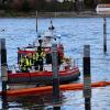 Update: Montag, 21. November, 11 Uhr: Der Dieselteppich auf dem Bodensee hat sich nach Angaben der Polizei am Sonntag "verflüchtigt". Die Einsatzkräfte konnten die Ölsperren aufheben. Die Beamten gehen nicht davon aus, dass die Verunreinigung langfristig negative Folgen für den Bodensee haben wird. 

Wer für den Dieselteppich verantwortlich ist und wie es dazu kam, ist weiterhin unklar. Die Wasserschutzpolizei Lindau hat die Ermittlungen aufgenommen. Bezugsmeldung: In Nonnenhorn am Bodensee ist am Samstag um die Mittagszeit im Bereich der Schiffsanlegestelle Diesel in den Bodensee geflossen. Es entstand eine große Diesellache auf dem Wasser. Großeinsatz mit Feuerwehr und THWAb 13:50 Uhr waren die Feuerwehren Nonnenhorn, Wasserburg, dazu die Wasserschutzpolizei Lindau in Nonnenhorn am Landungssteg im Einsatz. Einsatzleiter Julian Schwarz hat einen Dieselteppich im Hafenbereich festgestellt. Sofort haben die Feuerwehren mit Unterstützung des Feuerwehrbootes aus Wasserburg Ölsperren ausgebracht, um ein weiteres Ausbreiten des Dieselteppichs in den Trinkwasserspeicher Bodensee zu verhindern. Zeitgleich wurde auch die landkreiseigene Drohnengruppe aus Opfenbach an den Bodensee alarmiert, um die Lage aus der Luft beurteilen zu können.
[video]https://www.youtube.com/watch?v=6zCJFgYFdAY[/video]Ursache noch nicht bekanntDas Wasserwirtschaftsamt aus Kempten wurde an die Einsatzstelle gerufen und entnahm  zusammen mit der Wassserschutzpolizei Wasserproben. In der näheren Umgebung hat die Feuerwehr Regenwasserkanäle kontrolliert. Die Ursache bleibt weiterhin rätselhaft.Ölsperren über Nacht Insgesamt brachte die Feuerwehr rund 250 Meter Ölsperren aus. Auch das THW Lindau unterstützte die Feuerwehr mit Ölsperren. Die Ölsperren bleiben vorerst über Nacht. Am Sonntag gegen 10:00 Uhr wird der Bereich nochmal durch die Feuerwehr kontrolliert und zusammen mit der Polizei sowie Wasserwirtschaftsamt das weitere Vorgehen besprochen.