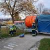 Update: Montag, 21. November, 11 Uhr: Der Dieselteppich auf dem Bodensee hat sich nach Angaben der Polizei am Sonntag "verflüchtigt". Die Einsatzkräfte konnten die Ölsperren aufheben. Die Beamten gehen nicht davon aus, dass die Verunreinigung langfristig negative Folgen für den Bodensee haben wird. 

Wer für den Dieselteppich verantwortlich ist und wie es dazu kam, ist weiterhin unklar. Die Wasserschutzpolizei Lindau hat die Ermittlungen aufgenommen. Bezugsmeldung: In Nonnenhorn am Bodensee ist am Samstag um die Mittagszeit im Bereich der Schiffsanlegestelle Diesel in den Bodensee geflossen. Es entstand eine große Diesellache auf dem Wasser. Großeinsatz mit Feuerwehr und THWAb 13:50 Uhr waren die Feuerwehren Nonnenhorn, Wasserburg, dazu die Wasserschutzpolizei Lindau in Nonnenhorn am Landungssteg im Einsatz. Einsatzleiter Julian Schwarz hat einen Dieselteppich im Hafenbereich festgestellt. Sofort haben die Feuerwehren mit Unterstützung des Feuerwehrbootes aus Wasserburg Ölsperren ausgebracht, um ein weiteres Ausbreiten des Dieselteppichs in den Trinkwasserspeicher Bodensee zu verhindern. Zeitgleich wurde auch die landkreiseigene Drohnengruppe aus Opfenbach an den Bodensee alarmiert, um die Lage aus der Luft beurteilen zu können.
[video]https://www.youtube.com/watch?v=6zCJFgYFdAY[/video]Ursache noch nicht bekanntDas Wasserwirtschaftsamt aus Kempten wurde an die Einsatzstelle gerufen und entnahm  zusammen mit der Wassserschutzpolizei Wasserproben. In der näheren Umgebung hat die Feuerwehr Regenwasserkanäle kontrolliert. Die Ursache bleibt weiterhin rätselhaft.Ölsperren über Nacht Insgesamt brachte die Feuerwehr rund 250 Meter Ölsperren aus. Auch das THW Lindau unterstützte die Feuerwehr mit Ölsperren. Die Ölsperren bleiben vorerst über Nacht. Am Sonntag gegen 10:00 Uhr wird der Bereich nochmal durch die Feuerwehr kontrolliert und zusammen mit der Polizei sowie Wasserwirtschaftsamt das weitere Vorgehen besprochen.
