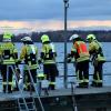 Update: Montag, 21. November, 11 Uhr: Der Dieselteppich auf dem Bodensee hat sich nach Angaben der Polizei am Sonntag "verflüchtigt". Die Einsatzkräfte konnten die Ölsperren aufheben. Die Beamten gehen nicht davon aus, dass die Verunreinigung langfristig negative Folgen für den Bodensee haben wird. 

Wer für den Dieselteppich verantwortlich ist und wie es dazu kam, ist weiterhin unklar. Die Wasserschutzpolizei Lindau hat die Ermittlungen aufgenommen. Bezugsmeldung: In Nonnenhorn am Bodensee ist am Samstag um die Mittagszeit im Bereich der Schiffsanlegestelle Diesel in den Bodensee geflossen. Es entstand eine große Diesellache auf dem Wasser. Großeinsatz mit Feuerwehr und THWAb 13:50 Uhr waren die Feuerwehren Nonnenhorn, Wasserburg, dazu die Wasserschutzpolizei Lindau in Nonnenhorn am Landungssteg im Einsatz. Einsatzleiter Julian Schwarz hat einen Dieselteppich im Hafenbereich festgestellt. Sofort haben die Feuerwehren mit Unterstützung des Feuerwehrbootes aus Wasserburg Ölsperren ausgebracht, um ein weiteres Ausbreiten des Dieselteppichs in den Trinkwasserspeicher Bodensee zu verhindern. Zeitgleich wurde auch die landkreiseigene Drohnengruppe aus Opfenbach an den Bodensee alarmiert, um die Lage aus der Luft beurteilen zu können.
[video]https://www.youtube.com/watch?v=6zCJFgYFdAY[/video]Ursache noch nicht bekanntDas Wasserwirtschaftsamt aus Kempten wurde an die Einsatzstelle gerufen und entnahm  zusammen mit der Wassserschutzpolizei Wasserproben. In der näheren Umgebung hat die Feuerwehr Regenwasserkanäle kontrolliert. Die Ursache bleibt weiterhin rätselhaft.Ölsperren über Nacht Insgesamt brachte die Feuerwehr rund 250 Meter Ölsperren aus. Auch das THW Lindau unterstützte die Feuerwehr mit Ölsperren. Die Ölsperren bleiben vorerst über Nacht. Am Sonntag gegen 10:00 Uhr wird der Bereich nochmal durch die Feuerwehr kontrolliert und zusammen mit der Polizei sowie Wasserwirtschaftsamt das weitere Vorgehen besprochen.