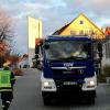 Update: Montag, 21. November, 11 Uhr: Der Dieselteppich auf dem Bodensee hat sich nach Angaben der Polizei am Sonntag "verflüchtigt". Die Einsatzkräfte konnten die Ölsperren aufheben. Die Beamten gehen nicht davon aus, dass die Verunreinigung langfristig negative Folgen für den Bodensee haben wird. 

Wer für den Dieselteppich verantwortlich ist und wie es dazu kam, ist weiterhin unklar. Die Wasserschutzpolizei Lindau hat die Ermittlungen aufgenommen. Bezugsmeldung: In Nonnenhorn am Bodensee ist am Samstag um die Mittagszeit im Bereich der Schiffsanlegestelle Diesel in den Bodensee geflossen. Es entstand eine große Diesellache auf dem Wasser. Großeinsatz mit Feuerwehr und THWAb 13:50 Uhr waren die Feuerwehren Nonnenhorn, Wasserburg, dazu die Wasserschutzpolizei Lindau in Nonnenhorn am Landungssteg im Einsatz. Einsatzleiter Julian Schwarz hat einen Dieselteppich im Hafenbereich festgestellt. Sofort haben die Feuerwehren mit Unterstützung des Feuerwehrbootes aus Wasserburg Ölsperren ausgebracht, um ein weiteres Ausbreiten des Dieselteppichs in den Trinkwasserspeicher Bodensee zu verhindern. Zeitgleich wurde auch die landkreiseigene Drohnengruppe aus Opfenbach an den Bodensee alarmiert, um die Lage aus der Luft beurteilen zu können.
[video]https://www.youtube.com/watch?v=6zCJFgYFdAY[/video]Ursache noch nicht bekanntDas Wasserwirtschaftsamt aus Kempten wurde an die Einsatzstelle gerufen und entnahm  zusammen mit der Wassserschutzpolizei Wasserproben. In der näheren Umgebung hat die Feuerwehr Regenwasserkanäle kontrolliert. Die Ursache bleibt weiterhin rätselhaft.Ölsperren über Nacht Insgesamt brachte die Feuerwehr rund 250 Meter Ölsperren aus. Auch das THW Lindau unterstützte die Feuerwehr mit Ölsperren. Die Ölsperren bleiben vorerst über Nacht. Am Sonntag gegen 10:00 Uhr wird der Bereich nochmal durch die Feuerwehr kontrolliert und zusammen mit der Polizei sowie Wasserwirtschaftsamt das weitere Vorgehen besprochen.