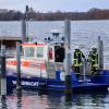 Update: Montag, 21. November, 11 Uhr: Der Dieselteppich auf dem Bodensee hat sich nach Angaben der Polizei am Sonntag "verflüchtigt". Die Einsatzkräfte konnten die Ölsperren aufheben. Die Beamten gehen nicht davon aus, dass die Verunreinigung langfristig negative Folgen für den Bodensee haben wird. 

Wer für den Dieselteppich verantwortlich ist und wie es dazu kam, ist weiterhin unklar. Die Wasserschutzpolizei Lindau hat die Ermittlungen aufgenommen. Bezugsmeldung: In Nonnenhorn am Bodensee ist am Samstag um die Mittagszeit im Bereich der Schiffsanlegestelle Diesel in den Bodensee geflossen. Es entstand eine große Diesellache auf dem Wasser. Großeinsatz mit Feuerwehr und THWAb 13:50 Uhr waren die Feuerwehren Nonnenhorn, Wasserburg, dazu die Wasserschutzpolizei Lindau in Nonnenhorn am Landungssteg im Einsatz. Einsatzleiter Julian Schwarz hat einen Dieselteppich im Hafenbereich festgestellt. Sofort haben die Feuerwehren mit Unterstützung des Feuerwehrbootes aus Wasserburg Ölsperren ausgebracht, um ein weiteres Ausbreiten des Dieselteppichs in den Trinkwasserspeicher Bodensee zu verhindern. Zeitgleich wurde auch die landkreiseigene Drohnengruppe aus Opfenbach an den Bodensee alarmiert, um die Lage aus der Luft beurteilen zu können.
[video]https://www.youtube.com/watch?v=6zCJFgYFdAY[/video]Ursache noch nicht bekanntDas Wasserwirtschaftsamt aus Kempten wurde an die Einsatzstelle gerufen und entnahm  zusammen mit der Wassserschutzpolizei Wasserproben. In der näheren Umgebung hat die Feuerwehr Regenwasserkanäle kontrolliert. Die Ursache bleibt weiterhin rätselhaft.Ölsperren über Nacht Insgesamt brachte die Feuerwehr rund 250 Meter Ölsperren aus. Auch das THW Lindau unterstützte die Feuerwehr mit Ölsperren. Die Ölsperren bleiben vorerst über Nacht. Am Sonntag gegen 10:00 Uhr wird der Bereich nochmal durch die Feuerwehr kontrolliert und zusammen mit der Polizei sowie Wasserwirtschaftsamt das weitere Vorgehen besprochen.