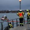 Update: Montag, 21. November, 11 Uhr: Der Dieselteppich auf dem Bodensee hat sich nach Angaben der Polizei am Sonntag "verflüchtigt". Die Einsatzkräfte konnten die Ölsperren aufheben. Die Beamten gehen nicht davon aus, dass die Verunreinigung langfristig negative Folgen für den Bodensee haben wird. 

Wer für den Dieselteppich verantwortlich ist und wie es dazu kam, ist weiterhin unklar. Die Wasserschutzpolizei Lindau hat die Ermittlungen aufgenommen. Bezugsmeldung: In Nonnenhorn am Bodensee ist am Samstag um die Mittagszeit im Bereich der Schiffsanlegestelle Diesel in den Bodensee geflossen. Es entstand eine große Diesellache auf dem Wasser. Großeinsatz mit Feuerwehr und THWAb 13:50 Uhr waren die Feuerwehren Nonnenhorn, Wasserburg, dazu die Wasserschutzpolizei Lindau in Nonnenhorn am Landungssteg im Einsatz. Einsatzleiter Julian Schwarz hat einen Dieselteppich im Hafenbereich festgestellt. Sofort haben die Feuerwehren mit Unterstützung des Feuerwehrbootes aus Wasserburg Ölsperren ausgebracht, um ein weiteres Ausbreiten des Dieselteppichs in den Trinkwasserspeicher Bodensee zu verhindern. Zeitgleich wurde auch die landkreiseigene Drohnengruppe aus Opfenbach an den Bodensee alarmiert, um die Lage aus der Luft beurteilen zu können.
[video]https://www.youtube.com/watch?v=6zCJFgYFdAY[/video]Ursache noch nicht bekanntDas Wasserwirtschaftsamt aus Kempten wurde an die Einsatzstelle gerufen und entnahm  zusammen mit der Wassserschutzpolizei Wasserproben. In der näheren Umgebung hat die Feuerwehr Regenwasserkanäle kontrolliert. Die Ursache bleibt weiterhin rätselhaft.Ölsperren über Nacht Insgesamt brachte die Feuerwehr rund 250 Meter Ölsperren aus. Auch das THW Lindau unterstützte die Feuerwehr mit Ölsperren. Die Ölsperren bleiben vorerst über Nacht. Am Sonntag gegen 10:00 Uhr wird der Bereich nochmal durch die Feuerwehr kontrolliert und zusammen mit der Polizei sowie Wasserwirtschaftsamt das weitere Vorgehen besprochen.