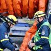 Update: Montag, 21. November, 11 Uhr: Der Dieselteppich auf dem Bodensee hat sich nach Angaben der Polizei am Sonntag "verflüchtigt". Die Einsatzkräfte konnten die Ölsperren aufheben. Die Beamten gehen nicht davon aus, dass die Verunreinigung langfristig negative Folgen für den Bodensee haben wird. 

Wer für den Dieselteppich verantwortlich ist und wie es dazu kam, ist weiterhin unklar. Die Wasserschutzpolizei Lindau hat die Ermittlungen aufgenommen. Bezugsmeldung: In Nonnenhorn am Bodensee ist am Samstag um die Mittagszeit im Bereich der Schiffsanlegestelle Diesel in den Bodensee geflossen. Es entstand eine große Diesellache auf dem Wasser. Großeinsatz mit Feuerwehr und THWAb 13:50 Uhr waren die Feuerwehren Nonnenhorn, Wasserburg, dazu die Wasserschutzpolizei Lindau in Nonnenhorn am Landungssteg im Einsatz. Einsatzleiter Julian Schwarz hat einen Dieselteppich im Hafenbereich festgestellt. Sofort haben die Feuerwehren mit Unterstützung des Feuerwehrbootes aus Wasserburg Ölsperren ausgebracht, um ein weiteres Ausbreiten des Dieselteppichs in den Trinkwasserspeicher Bodensee zu verhindern. Zeitgleich wurde auch die landkreiseigene Drohnengruppe aus Opfenbach an den Bodensee alarmiert, um die Lage aus der Luft beurteilen zu können.
[video]https://www.youtube.com/watch?v=6zCJFgYFdAY[/video]Ursache noch nicht bekanntDas Wasserwirtschaftsamt aus Kempten wurde an die Einsatzstelle gerufen und entnahm  zusammen mit der Wassserschutzpolizei Wasserproben. In der näheren Umgebung hat die Feuerwehr Regenwasserkanäle kontrolliert. Die Ursache bleibt weiterhin rätselhaft.Ölsperren über Nacht Insgesamt brachte die Feuerwehr rund 250 Meter Ölsperren aus. Auch das THW Lindau unterstützte die Feuerwehr mit Ölsperren. Die Ölsperren bleiben vorerst über Nacht. Am Sonntag gegen 10:00 Uhr wird der Bereich nochmal durch die Feuerwehr kontrolliert und zusammen mit der Polizei sowie Wasserwirtschaftsamt das weitere Vorgehen besprochen.