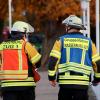 Update: Montag, 21. November, 11 Uhr: Der Dieselteppich auf dem Bodensee hat sich nach Angaben der Polizei am Sonntag "verflüchtigt". Die Einsatzkräfte konnten die Ölsperren aufheben. Die Beamten gehen nicht davon aus, dass die Verunreinigung langfristig negative Folgen für den Bodensee haben wird. 

Wer für den Dieselteppich verantwortlich ist und wie es dazu kam, ist weiterhin unklar. Die Wasserschutzpolizei Lindau hat die Ermittlungen aufgenommen. Bezugsmeldung: In Nonnenhorn am Bodensee ist am Samstag um die Mittagszeit im Bereich der Schiffsanlegestelle Diesel in den Bodensee geflossen. Es entstand eine große Diesellache auf dem Wasser. Großeinsatz mit Feuerwehr und THWAb 13:50 Uhr waren die Feuerwehren Nonnenhorn, Wasserburg, dazu die Wasserschutzpolizei Lindau in Nonnenhorn am Landungssteg im Einsatz. Einsatzleiter Julian Schwarz hat einen Dieselteppich im Hafenbereich festgestellt. Sofort haben die Feuerwehren mit Unterstützung des Feuerwehrbootes aus Wasserburg Ölsperren ausgebracht, um ein weiteres Ausbreiten des Dieselteppichs in den Trinkwasserspeicher Bodensee zu verhindern. Zeitgleich wurde auch die landkreiseigene Drohnengruppe aus Opfenbach an den Bodensee alarmiert, um die Lage aus der Luft beurteilen zu können.
[video]https://www.youtube.com/watch?v=6zCJFgYFdAY[/video]Ursache noch nicht bekanntDas Wasserwirtschaftsamt aus Kempten wurde an die Einsatzstelle gerufen und entnahm  zusammen mit der Wassserschutzpolizei Wasserproben. In der näheren Umgebung hat die Feuerwehr Regenwasserkanäle kontrolliert. Die Ursache bleibt weiterhin rätselhaft.Ölsperren über Nacht Insgesamt brachte die Feuerwehr rund 250 Meter Ölsperren aus. Auch das THW Lindau unterstützte die Feuerwehr mit Ölsperren. Die Ölsperren bleiben vorerst über Nacht. Am Sonntag gegen 10:00 Uhr wird der Bereich nochmal durch die Feuerwehr kontrolliert und zusammen mit der Polizei sowie Wasserwirtschaftsamt das weitere Vorgehen besprochen.