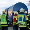 Update: Montag, 21. November, 11 Uhr: Der Dieselteppich auf dem Bodensee hat sich nach Angaben der Polizei am Sonntag "verflüchtigt". Die Einsatzkräfte konnten die Ölsperren aufheben. Die Beamten gehen nicht davon aus, dass die Verunreinigung langfristig negative Folgen für den Bodensee haben wird. 

Wer für den Dieselteppich verantwortlich ist und wie es dazu kam, ist weiterhin unklar. Die Wasserschutzpolizei Lindau hat die Ermittlungen aufgenommen. Bezugsmeldung: In Nonnenhorn am Bodensee ist am Samstag um die Mittagszeit im Bereich der Schiffsanlegestelle Diesel in den Bodensee geflossen. Es entstand eine große Diesellache auf dem Wasser. Großeinsatz mit Feuerwehr und THWAb 13:50 Uhr waren die Feuerwehren Nonnenhorn, Wasserburg, dazu die Wasserschutzpolizei Lindau in Nonnenhorn am Landungssteg im Einsatz. Einsatzleiter Julian Schwarz hat einen Dieselteppich im Hafenbereich festgestellt. Sofort haben die Feuerwehren mit Unterstützung des Feuerwehrbootes aus Wasserburg Ölsperren ausgebracht, um ein weiteres Ausbreiten des Dieselteppichs in den Trinkwasserspeicher Bodensee zu verhindern. Zeitgleich wurde auch die landkreiseigene Drohnengruppe aus Opfenbach an den Bodensee alarmiert, um die Lage aus der Luft beurteilen zu können.
[video]https://www.youtube.com/watch?v=6zCJFgYFdAY[/video]Ursache noch nicht bekanntDas Wasserwirtschaftsamt aus Kempten wurde an die Einsatzstelle gerufen und entnahm  zusammen mit der Wassserschutzpolizei Wasserproben. In der näheren Umgebung hat die Feuerwehr Regenwasserkanäle kontrolliert. Die Ursache bleibt weiterhin rätselhaft.Ölsperren über Nacht Insgesamt brachte die Feuerwehr rund 250 Meter Ölsperren aus. Auch das THW Lindau unterstützte die Feuerwehr mit Ölsperren. Die Ölsperren bleiben vorerst über Nacht. Am Sonntag gegen 10:00 Uhr wird der Bereich nochmal durch die Feuerwehr kontrolliert und zusammen mit der Polizei sowie Wasserwirtschaftsamt das weitere Vorgehen besprochen.