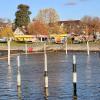 Update: Montag, 21. November, 11 Uhr: Der Dieselteppich auf dem Bodensee hat sich nach Angaben der Polizei am Sonntag "verflüchtigt". Die Einsatzkräfte konnten die Ölsperren aufheben. Die Beamten gehen nicht davon aus, dass die Verunreinigung langfristig negative Folgen für den Bodensee haben wird. 

Wer für den Dieselteppich verantwortlich ist und wie es dazu kam, ist weiterhin unklar. Die Wasserschutzpolizei Lindau hat die Ermittlungen aufgenommen. Bezugsmeldung: In Nonnenhorn am Bodensee ist am Samstag um die Mittagszeit im Bereich der Schiffsanlegestelle Diesel in den Bodensee geflossen. Es entstand eine große Diesellache auf dem Wasser. Großeinsatz mit Feuerwehr und THWAb 13:50 Uhr waren die Feuerwehren Nonnenhorn, Wasserburg, dazu die Wasserschutzpolizei Lindau in Nonnenhorn am Landungssteg im Einsatz. Einsatzleiter Julian Schwarz hat einen Dieselteppich im Hafenbereich festgestellt. Sofort haben die Feuerwehren mit Unterstützung des Feuerwehrbootes aus Wasserburg Ölsperren ausgebracht, um ein weiteres Ausbreiten des Dieselteppichs in den Trinkwasserspeicher Bodensee zu verhindern. Zeitgleich wurde auch die landkreiseigene Drohnengruppe aus Opfenbach an den Bodensee alarmiert, um die Lage aus der Luft beurteilen zu können.
[video]https://www.youtube.com/watch?v=6zCJFgYFdAY[/video]Ursache noch nicht bekanntDas Wasserwirtschaftsamt aus Kempten wurde an die Einsatzstelle gerufen und entnahm  zusammen mit der Wassserschutzpolizei Wasserproben. In der näheren Umgebung hat die Feuerwehr Regenwasserkanäle kontrolliert. Die Ursache bleibt weiterhin rätselhaft.Ölsperren über Nacht Insgesamt brachte die Feuerwehr rund 250 Meter Ölsperren aus. Auch das THW Lindau unterstützte die Feuerwehr mit Ölsperren. Die Ölsperren bleiben vorerst über Nacht. Am Sonntag gegen 10:00 Uhr wird der Bereich nochmal durch die Feuerwehr kontrolliert und zusammen mit der Polizei sowie Wasserwirtschaftsamt das weitere Vorgehen besprochen.