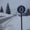 Seit der vergangenen Nacht, ist der Winter jetzt auch im Allgäu angekommen. Während es in den Tallagen zwischen Oberstdorf und Kempten nur einen Schneeregen gab, hat es in den Höhenlagen mehr geschneit. 
Bis zu 18 Zentimeter NeuschneeAm Riedbergpass fielen in der Nacht von Sonntag auf Montag rund 18cm Neuschnee, in Balderschwang waren es knapp 15cm Neuschnee. Kalt war es in der Nacht nicht, die Temperaturen lagen bei gerade einmal minus 4 Grad.
[video]https://www.youtube.com/watch?v=l2ATKXol4Es[/video]Riedbergpass war spiegelglatt und kaum befahrbarWer über den Riedbergpass nach Balderschwang wollte, konnte Deutschlands höchste Passstraße nur mit geeigneter Winterausrüstung befahren. Auch wenn der Räumdienst dort seit dem frühen Morgen im Dauereinsatz war, wurde durch den teilweise starken Wind, immer wieder Schnee auf die Straßen geweht und machten diese teilweise spiegelglatt. Ob der Schnee liegen bleibt, ist noch nicht sicher, in den nächsten Tagen soll es auch in Balderschwang wieder etwas wärmer werden mit knapp 5 Grad.