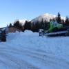 Die erste Langlaufloipe im Allgäu entsteht aktuell in Oberstdorf. Sie soll ab kommender Woche befahrbar sein. Auch wenn aktuell noch  kein Schnee in den Tieflagen fällt, gibt es Schnee in Oberstdorf. Durch das sogenannte "Snowfarming", bei dem über den Sommer Schnee gelagert wurde, gibt es in der Gemeinde jetzt genug davon. Im März diesen Jahres wurde der durch Schneekanonen produzierte Schnee aufgeschüttet und mit einer 50 Zentimeter dicken Schicht aus Sägespänen und Hackschnitzel bedeckt. 
Schnee geschmolzenWährend im März noch 5.000 Kubikmeter Schnee auf einer Höhe von rund acht Metern gelagert wurde, schmolz der Kunstschnee über den Sommer etwas zusammen. Wie viel genau von den 5.000 Kubikmeter Schnee übriggeblieben sind, ist noch unklar. "Wir haben ein 3D-Modell erstellen lassen. Damit wird jetzt ausgerechnet, was aber eine Weile dauert", so der Verantwortliche Florian Speigl. Der Schnee, der im März eingelagert wurde, wird jetzt mit einer großen Schneefräse auf Traktoren verladen und dann mit einer Pistenraupe nur wenige hundert Meter weiter wieder verteilt.Training auf Schnee statt auf Teer"Die Sportler müssen für die kommende Saison trainieren. Damit die Sportler nicht weit reisen müssen, wollen wir ihnen hier die Möglichkeit geben, wieder auf Schnee und nicht auf Teer zu trainieren", so Speigl. Damit das klappt, wurde der "Schneehaufen" von Sägemehl und Hackschnitzeln befreit und dann auf Anhänger verladen.Privatpersonen müssen sich anmelden"Die Langlaufloipe wird circa einen Kilometer lang sein. Auch Privatpersonen können sie nach der Anmeldung auf der Webseite des Nordic-Zentrums nutzen", so Florian Speigl. Die kosten für das "Snowfarming" in Oberstdorf belaufen sich auf rund 40.000 Euro.