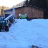Die erste Langlaufloipe im Allgäu entsteht aktuell in Oberstdorf. Sie soll ab kommender Woche befahrbar sein. Auch wenn aktuell noch  kein Schnee in den Tieflagen fällt, gibt es Schnee in Oberstdorf. Durch das sogenannte "Snowfarming", bei dem über den Sommer Schnee gelagert wurde, gibt es in der Gemeinde jetzt genug davon. Im März diesen Jahres wurde der durch Schneekanonen produzierte Schnee aufgeschüttet und mit einer 50 Zentimeter dicken Schicht aus Sägespänen und Hackschnitzel bedeckt. 
Schnee geschmolzenWährend im März noch 5.000 Kubikmeter Schnee auf einer Höhe von rund acht Metern gelagert wurde, schmolz der Kunstschnee über den Sommer etwas zusammen. Wie viel genau von den 5.000 Kubikmeter Schnee übriggeblieben sind, ist noch unklar. "Wir haben ein 3D-Modell erstellen lassen. Damit wird jetzt ausgerechnet, was aber eine Weile dauert", so der Verantwortliche Florian Speigl. Der Schnee, der im März eingelagert wurde, wird jetzt mit einer großen Schneefräse auf Traktoren verladen und dann mit einer Pistenraupe nur wenige hundert Meter weiter wieder verteilt.Training auf Schnee statt auf Teer"Die Sportler müssen für die kommende Saison trainieren. Damit die Sportler nicht weit reisen müssen, wollen wir ihnen hier die Möglichkeit geben, wieder auf Schnee und nicht auf Teer zu trainieren", so Speigl. Damit das klappt, wurde der "Schneehaufen" von Sägemehl und Hackschnitzeln befreit und dann auf Anhänger verladen.Privatpersonen müssen sich anmelden"Die Langlaufloipe wird circa einen Kilometer lang sein. Auch Privatpersonen können sie nach der Anmeldung auf der Webseite des Nordic-Zentrums nutzen", so Florian Speigl. Die kosten für das "Snowfarming" in Oberstdorf belaufen sich auf rund 40.000 Euro.