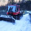 Die erste Langlaufloipe im Allgäu entsteht aktuell in Oberstdorf. Sie soll ab kommender Woche befahrbar sein. Auch wenn aktuell noch  kein Schnee in den Tieflagen fällt, gibt es Schnee in Oberstdorf. Durch das sogenannte "Snowfarming", bei dem über den Sommer Schnee gelagert wurde, gibt es in der Gemeinde jetzt genug davon. Im März diesen Jahres wurde der durch Schneekanonen produzierte Schnee aufgeschüttet und mit einer 50 Zentimeter dicken Schicht aus Sägespänen und Hackschnitzel bedeckt. 
Schnee geschmolzenWährend im März noch 5.000 Kubikmeter Schnee auf einer Höhe von rund acht Metern gelagert wurde, schmolz der Kunstschnee über den Sommer etwas zusammen. Wie viel genau von den 5.000 Kubikmeter Schnee übriggeblieben sind, ist noch unklar. "Wir haben ein 3D-Modell erstellen lassen. Damit wird jetzt ausgerechnet, was aber eine Weile dauert", so der Verantwortliche Florian Speigl. Der Schnee, der im März eingelagert wurde, wird jetzt mit einer großen Schneefräse auf Traktoren verladen und dann mit einer Pistenraupe nur wenige hundert Meter weiter wieder verteilt.Training auf Schnee statt auf Teer"Die Sportler müssen für die kommende Saison trainieren. Damit die Sportler nicht weit reisen müssen, wollen wir ihnen hier die Möglichkeit geben, wieder auf Schnee und nicht auf Teer zu trainieren", so Speigl. Damit das klappt, wurde der "Schneehaufen" von Sägemehl und Hackschnitzeln befreit und dann auf Anhänger verladen.Privatpersonen müssen sich anmelden"Die Langlaufloipe wird circa einen Kilometer lang sein. Auch Privatpersonen können sie nach der Anmeldung auf der Webseite des Nordic-Zentrums nutzen", so Florian Speigl. Die kosten für das "Snowfarming" in Oberstdorf belaufen sich auf rund 40.000 Euro.