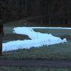 Die erste Langlaufloipe im Allgäu entsteht aktuell in Oberstdorf. Sie soll ab kommender Woche befahrbar sein. Auch wenn aktuell noch  kein Schnee in den Tieflagen fällt, gibt es Schnee in Oberstdorf. Durch das sogenannte "Snowfarming", bei dem über den Sommer Schnee gelagert wurde, gibt es in der Gemeinde jetzt genug davon. Im März diesen Jahres wurde der durch Schneekanonen produzierte Schnee aufgeschüttet und mit einer 50 Zentimeter dicken Schicht aus Sägespänen und Hackschnitzel bedeckt. 
Schnee geschmolzenWährend im März noch 5.000 Kubikmeter Schnee auf einer Höhe von rund acht Metern gelagert wurde, schmolz der Kunstschnee über den Sommer etwas zusammen. Wie viel genau von den 5.000 Kubikmeter Schnee übriggeblieben sind, ist noch unklar. "Wir haben ein 3D-Modell erstellen lassen. Damit wird jetzt ausgerechnet, was aber eine Weile dauert", so der Verantwortliche Florian Speigl. Der Schnee, der im März eingelagert wurde, wird jetzt mit einer großen Schneefräse auf Traktoren verladen und dann mit einer Pistenraupe nur wenige hundert Meter weiter wieder verteilt.Training auf Schnee statt auf Teer"Die Sportler müssen für die kommende Saison trainieren. Damit die Sportler nicht weit reisen müssen, wollen wir ihnen hier die Möglichkeit geben, wieder auf Schnee und nicht auf Teer zu trainieren", so Speigl. Damit das klappt, wurde der "Schneehaufen" von Sägemehl und Hackschnitzeln befreit und dann auf Anhänger verladen.Privatpersonen müssen sich anmelden"Die Langlaufloipe wird circa einen Kilometer lang sein. Auch Privatpersonen können sie nach der Anmeldung auf der Webseite des Nordic-Zentrums nutzen", so Florian Speigl. Die kosten für das "Snowfarming" in Oberstdorf belaufen sich auf rund 40.000 Euro.