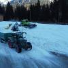Die erste Langlaufloipe im Allgäu entsteht aktuell in Oberstdorf. Sie soll ab kommender Woche befahrbar sein. Auch wenn aktuell noch  kein Schnee in den Tieflagen fällt, gibt es Schnee in Oberstdorf. Durch das sogenannte "Snowfarming", bei dem über den Sommer Schnee gelagert wurde, gibt es in der Gemeinde jetzt genug davon. Im März diesen Jahres wurde der durch Schneekanonen produzierte Schnee aufgeschüttet und mit einer 50 Zentimeter dicken Schicht aus Sägespänen und Hackschnitzel bedeckt. 
Schnee geschmolzenWährend im März noch 5.000 Kubikmeter Schnee auf einer Höhe von rund acht Metern gelagert wurde, schmolz der Kunstschnee über den Sommer etwas zusammen. Wie viel genau von den 5.000 Kubikmeter Schnee übriggeblieben sind, ist noch unklar. "Wir haben ein 3D-Modell erstellen lassen. Damit wird jetzt ausgerechnet, was aber eine Weile dauert", so der Verantwortliche Florian Speigl. Der Schnee, der im März eingelagert wurde, wird jetzt mit einer großen Schneefräse auf Traktoren verladen und dann mit einer Pistenraupe nur wenige hundert Meter weiter wieder verteilt.Training auf Schnee statt auf Teer"Die Sportler müssen für die kommende Saison trainieren. Damit die Sportler nicht weit reisen müssen, wollen wir ihnen hier die Möglichkeit geben, wieder auf Schnee und nicht auf Teer zu trainieren", so Speigl. Damit das klappt, wurde der "Schneehaufen" von Sägemehl und Hackschnitzeln befreit und dann auf Anhänger verladen.Privatpersonen müssen sich anmelden"Die Langlaufloipe wird circa einen Kilometer lang sein. Auch Privatpersonen können sie nach der Anmeldung auf der Webseite des Nordic-Zentrums nutzen", so Florian Speigl. Die kosten für das "Snowfarming" in Oberstdorf belaufen sich auf rund 40.000 Euro.
