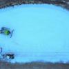Die erste Langlaufloipe im Allgäu entsteht aktuell in Oberstdorf. Sie soll ab kommender Woche befahrbar sein. Auch wenn aktuell noch  kein Schnee in den Tieflagen fällt, gibt es Schnee in Oberstdorf. Durch das sogenannte "Snowfarming", bei dem über den Sommer Schnee gelagert wurde, gibt es in der Gemeinde jetzt genug davon. Im März diesen Jahres wurde der durch Schneekanonen produzierte Schnee aufgeschüttet und mit einer 50 Zentimeter dicken Schicht aus Sägespänen und Hackschnitzel bedeckt. 
Schnee geschmolzenWährend im März noch 5.000 Kubikmeter Schnee auf einer Höhe von rund acht Metern gelagert wurde, schmolz der Kunstschnee über den Sommer etwas zusammen. Wie viel genau von den 5.000 Kubikmeter Schnee übriggeblieben sind, ist noch unklar. "Wir haben ein 3D-Modell erstellen lassen. Damit wird jetzt ausgerechnet, was aber eine Weile dauert", so der Verantwortliche Florian Speigl. Der Schnee, der im März eingelagert wurde, wird jetzt mit einer großen Schneefräse auf Traktoren verladen und dann mit einer Pistenraupe nur wenige hundert Meter weiter wieder verteilt.Training auf Schnee statt auf Teer"Die Sportler müssen für die kommende Saison trainieren. Damit die Sportler nicht weit reisen müssen, wollen wir ihnen hier die Möglichkeit geben, wieder auf Schnee und nicht auf Teer zu trainieren", so Speigl. Damit das klappt, wurde der "Schneehaufen" von Sägemehl und Hackschnitzeln befreit und dann auf Anhänger verladen.Privatpersonen müssen sich anmelden"Die Langlaufloipe wird circa einen Kilometer lang sein. Auch Privatpersonen können sie nach der Anmeldung auf der Webseite des Nordic-Zentrums nutzen", so Florian Speigl. Die kosten für das "Snowfarming" in Oberstdorf belaufen sich auf rund 40.000 Euro.