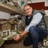 Der 58-jährige Thomas Müller ist ein wahrer Allgäuer Künstler. Der in Kleinweiler bei Weitnau lebende Vertriebsmitarbeiter baut seit über 32 Jahren Weihnachtskrippen. Mit viel Liebe zum Detail erstellt der Oberallgäuer jedes Jahr hunderte Exemplare in seinem großen Keller bei Kleinweiler.
[video]https://www.youtube.com/watch?v=F5hlMLvUJLo[/video] 
Viel Liebe zum DetailWenn es draußen kälter wird und die Tage länger werden, wenn der erste Schnee fällt und die Häuser und Straßen im bunten Lichterglanz erstrahlen, kommen die Krippen von Thomas Müller im heimischen Wohnzimmer besonders gut zur Geltung. Die Krippen des 58-Jährigen verzaubern nicht nur Kinderaugen, sondern auch mit viel Liebe zum Detail die Erwachsenen. "Ich denke, meine Krippen haben eine gewisse Besonderheit. Ich baue die Krippen so, dass sie auch mir gefallen würden und achte dabei sehr auf die Details. Jede Krippe ist ein Unikat und stammt nicht von irgendwelchen Massenproduktionen", so der 58-jährige Hobby-Krippenbauer. Eine solche Krippe hat man jahrelang, vielleicht sogar Jahrzehnte lang. Viele werden auch an die nächsten Generationen weitergegeben.Mittlerweile auf der ganzen Welt2004 hatte der Allgäuer seine erste Ausstellung. Mittlerweile kommen Krippenfreunde aus ganz Deutschland, der Schweiz und Österreich und besuchen den 58-jährigen jährlich auf seinen Krippenausstellungen. "Für mich ist es ein Hobby und durch die vielen Menschen und deren Rückmeldung erhalte ich die Bestätigung, dass das, was ich mache, auch schön ist und andere begeistert. Dass ist mir sehr wichtig", so Müller. Doch seine Krippen sind mittlerweile nicht nur im Allgäu weit verbreitet. So finden die Krippen von Thomas Müller ihren Platz auch schon in Tschechien, Österreich, der Schweiz und die weiteste sogar in Namibia (südliches Afrika).Krippe in der Milchkanne oder der GitarreFür den 58-Jährigen ist eine Krippe keine Krippe, wenn die Details fehlen. "Für mich ist es wichtig, dass alles im Detail gemacht ist. Ich stelle auch alle kleinen Teile wie Holzschuhe, Milchkannen oder Besen selbst her“, so Müller. Doch der 58-jährige Hobby-Krippenbauer stellt auch ausgefallene Sachen her. So hat der Allgäuer schon Krippen in eine Milchkanne, in eine Gitarre, ein Akkordeon oder in ein Nähkästchen integriert."Ich habe immer besondere Ideen, wofür mich andere für verrückt halten. Bevor aber eine Gitarre, ein altes Radio oder auch ein Akkordeon auf dem Müll landen, baue ich eben eine Krippe rein. So bekommen die Gegenstände, die eigentlich schon abgeschrieben waren, wieder einen Nutzen."Von der Idee zur Umsetzung geht schnell60 bis 70 Arbeitsstunden stecken in jedem der Unikate. "Ich habe die Krippe im Kopf und brauche dafür keine Zeichnung oder einen Plan. Seit über 32 Jahren baue ich Krippen und weiß die Maße schon auswendig und kann alles einschätzen", sagt er. Hat er eine Idee im Kopf, setzt er sie sofort um: Holz zusägen, Spachtelmasse anrühren, Farbe vorbereiten. Über eine Woche ist er dann mit einer Krippe beschäftigt, damit ein neues Unikat.Ausstellung dieses Wochenende in NeutrauchburgWer eine Krippenausstellung von Thomas Müller besuchen möchte, kann es gleich am kommenden Wochenende (26./27.11.2022) im Festsaal Neutrauchburg bei Isny im Allgäu tun: Am Samstag und Sonntag jeweils von 10 bis 18 Uhr kann man über 100 handgearbeitete Krippen  bestaunen.
